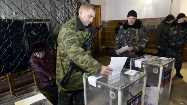 Pemilu terjadi di tengah konflik yang terus berlanjut di timur Ukraina.