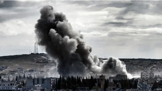 اعمدة الدخان تتصاعد من عين العرب / كوباني يوم الاحد