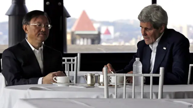 克里（右）与杨洁篪在波士顿会谈小休之际茶叙（18/10/2014）