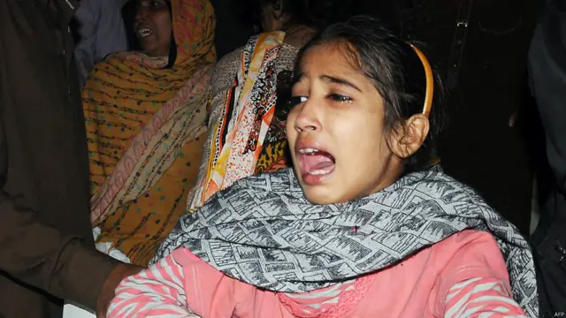 پنجاب پولیس کی ترجمان نبیلہ غضنفر کے مطابق اس خود کش حملے میں ہلاک اور زخمی ہونے والوں میں خواتین اور بچے بھی شامل ہیں جن کی تعداد سو کے قریب بتائی جا رہی ہے۔ اس کے علاوہ ریجنرز کے تین اہلکار ہلاک اور پانچ زخمی ہوئے ہیں۔