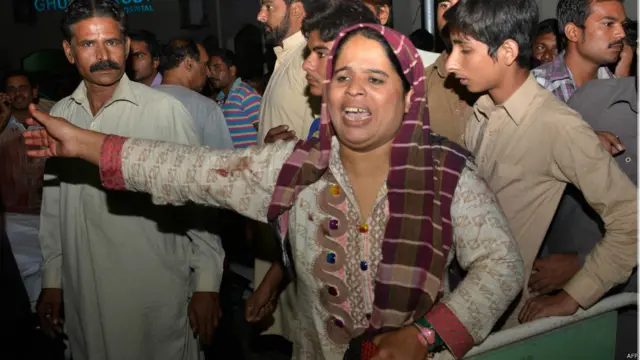 یہ خود کش دھماکہ واہگہ سرحد پر پرچم اتارنےکی تقریب کے ختم ہونے کے تھوڑی دیر بعد اس وقت ہوا جب لوگ تقریب سے واپس کار پارکنگ میں پہنچے جہاں خودکش حملہ آور موجود تھا۔