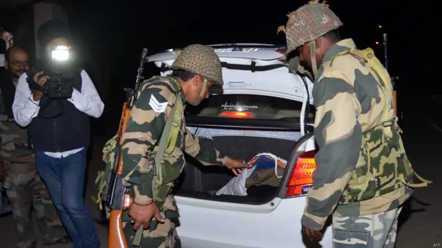 واہگہ پر خودکش حملے کے بعد بھارت نے اپنی حدود میں سکیورٹی انتظامات کو مزید سخت کر دیا ہے اور سرحدی راہداری کی جانب جانے والی گاڑیوں کی تلاشی لی جا رہی ہے۔