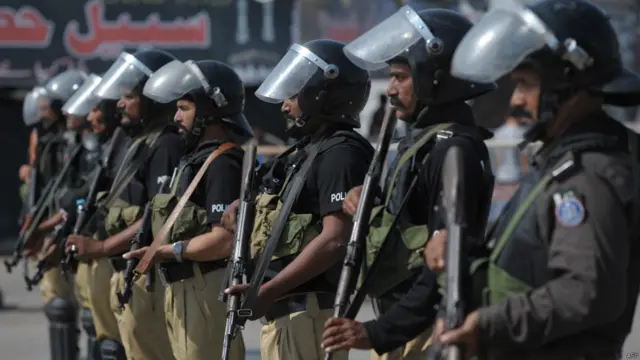 دھماکہ اتوار کو ہوا اور اس دن لاہور سمیت ملک کے مختلف علاقوں میں 8ویں محرم کے ماتمی جلوس برآمد ہو رہے تھے جس کی وجہ سے سکیورٹی کے سخت انتظامات کیے گئے تھے۔ سی آئی ڈی کے سربراہ افتخار احمد نے بی بی سی کو بتایا کہ انھیں لاہور کے کنٹونمنٹ کے علاقے اور رائے ونڈ میں ایسے کسی ممکنہ حملے کی اطلاعات تھیں اور اس کے علاوہ نو دس محرم کے حوالے سے بھی سکیورٹی خدشات موجود تھے لیکن کسی عوامی مقام پر حملے سے متعلق انھیں کوئی پیشگی اطلاعات نہیں تھیں۔