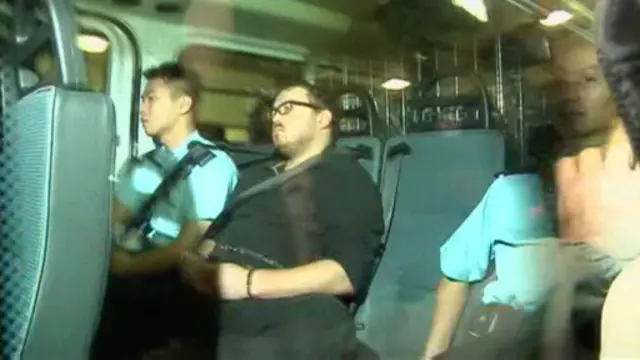 Rurik Jutting, tersangka pelaku pembunuhan, dibawa oleh polisi.