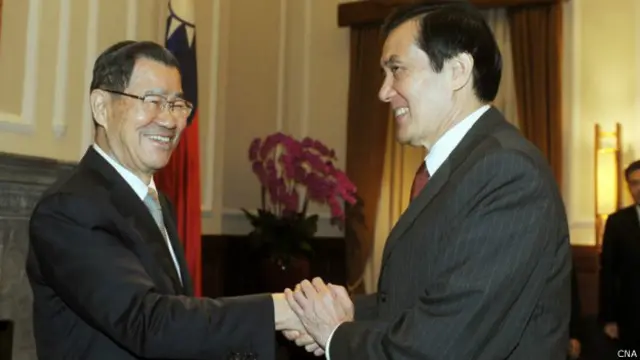 马英九（右）在总统府接见萧万长一行（台湾中央社图片3/11/2014）