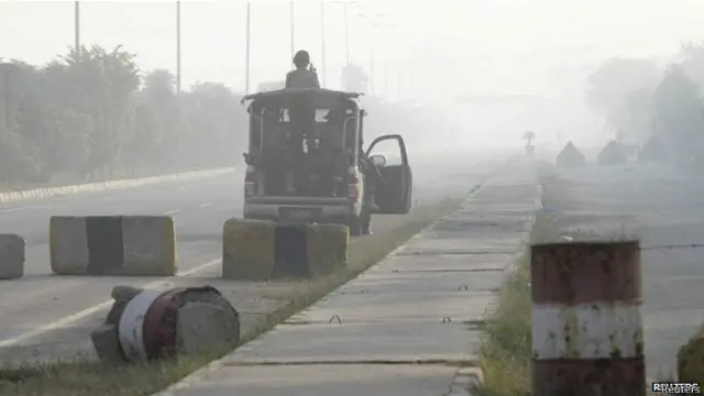 Усі дороги до КПП перекрито на час, поки в Лахорі оплакують загиблих