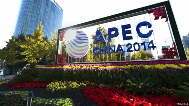 北京市西城区金融街的APEC主题花坛(新华社图片2/11/2014)