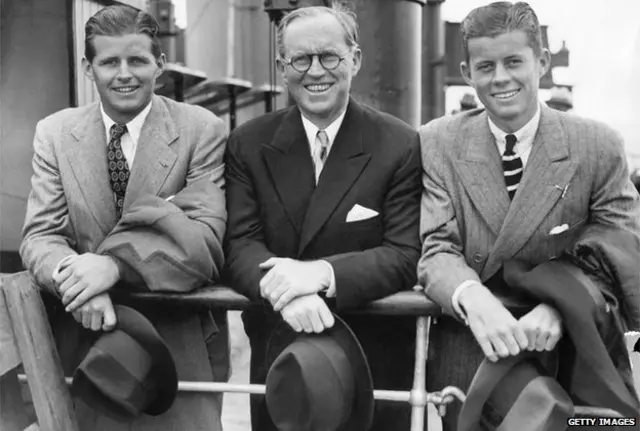 جان اف کندی (راست) با پدرش جو و برادرش جو جونیور در سفر به بریتانیا. سال ۱۹۳۸