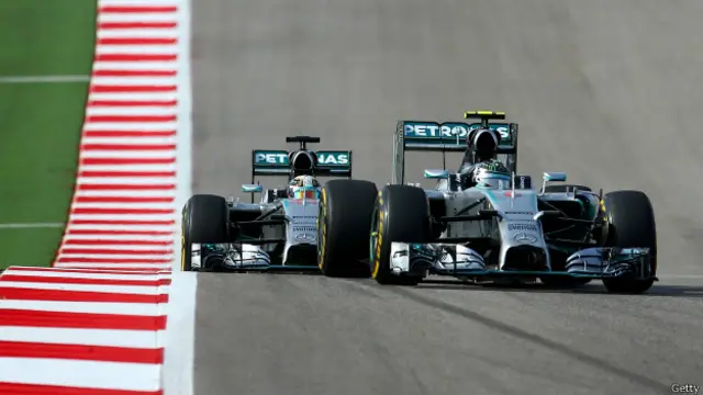Hamilton menempel Rosberg sejak pit-stop pertama, lalu menyalip dengan manuver berani