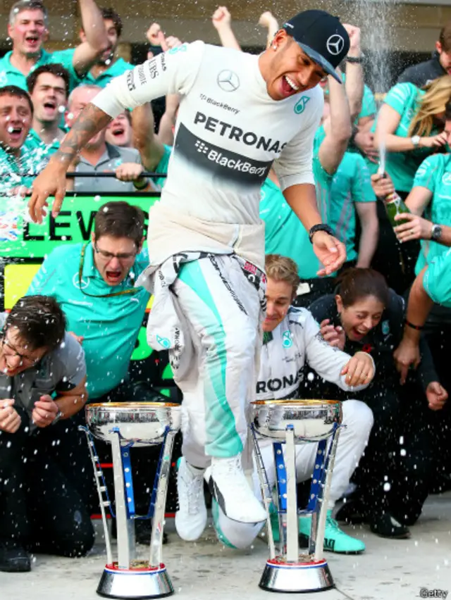 Hamilton merayakan kemenangan GP Austin bersama timnya, termasuk Rosberg.