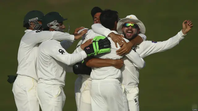 ٹیسٹ سیریز دو صفر سے جیتنے کے نتیجے میں پاکستان نے آئی سی سی کی عالمی ٹیسٹ رینکنگ میں تیسری پوزیشن حاصل کر لی ہے۔ اب جنوبی افریقہ پہلے اور آسٹریلیا دوسرے نمبر پر ہیں۔