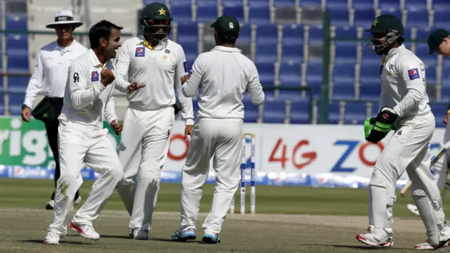 ابوظہبی ٹیسٹ کے آخری دن اس نے آسٹریلوی مزاحمت کو کھانے کے وقفے کے بعد قابو کرتے ہوئے 356رنز کی جیت سے سیریز دو صفر کی شاندار کارکردگی پر ختم کی۔ پاکستان نے 83-1982 ء کے بعد پہلی مرتبہ آسٹریلیا کے خلاف کلین سوئپ کیا ہے۔