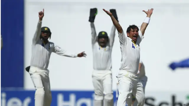 یاسر شاہ نے اس سیریز میں بارہ وکٹیں حاصل کیں۔