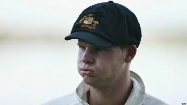 میچ کے آخری دن اسمتھ اور مارش نے اننگز شروع کی ۔پہلا سیشن پاکستانی بولرز کے لیے صبر آزما رہا جس میں مچل مارش کی وکٹ ہی پاکستانی ٹیم کو مل سکی۔ وہ سنتالیس رنز بناکر محمد حفیظ کی گیند پر اسد شفیق کے ہاتھوں کیچ ہوئے۔ کھانے کے وقفے کے بعد آسٹریلوی مزاحمت دم توڑتی نظرآئی۔ سمتھ 97 رنز بنا کر سب سے نمایاں بلے باز رہے اور ان کے آؤٹ ہونے کے بعد ٹیم کے مجموعی سکور پر صرف 8 رنز کا اضافہ ہو سکا اور اس کے چار وکٹیں گریں۔