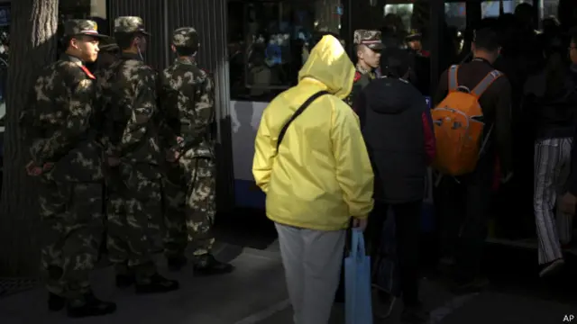 APEC峰会期间,北京的公交车站增添了许多警备人员。