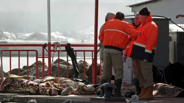 ترکی کے کوسٹ گارڈز کا کہنا ہے کہ چودہ افراد کو زندہ بچا لیا گیا ہے تاہم بچوں سمیت 18 افراد کی لاشیں نکالی گئی ہیں