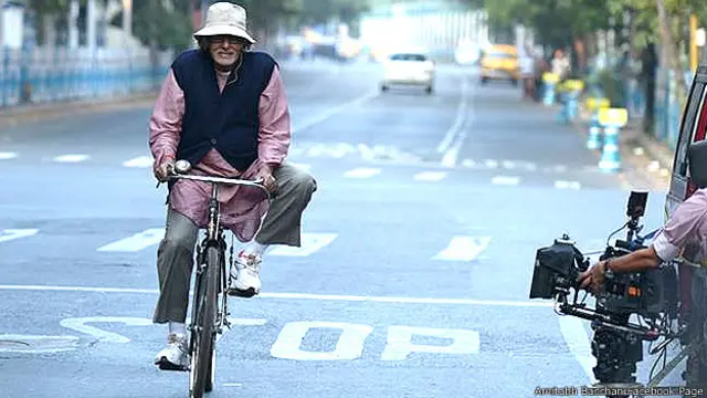 امیتابھ بچن بمبئی کی فلم نگری میں قدم رکھنے سے قبل کولکتہ میں کام کی تلاش کے لیے گئے تھے