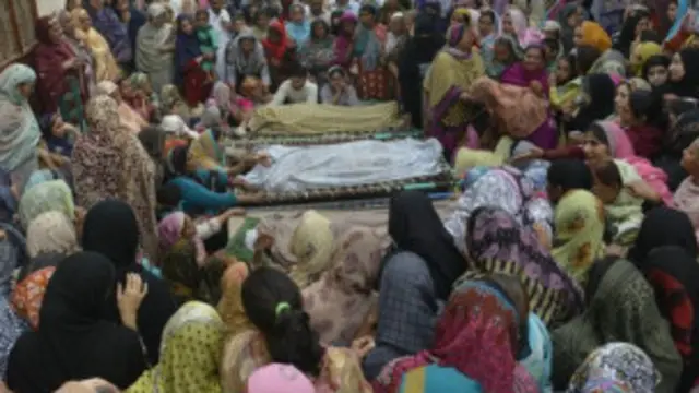 目击者称爆炸发生在上周日（11月2日）降旗仪式刚刚结束后，给人们造成了极大的恐怖阴影。