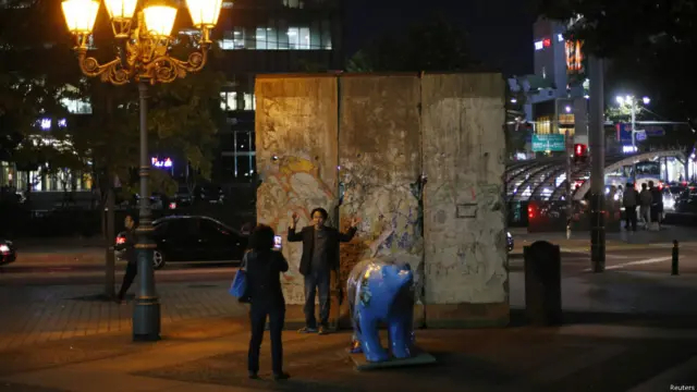 Фрагменти Берлінської стіни у світі