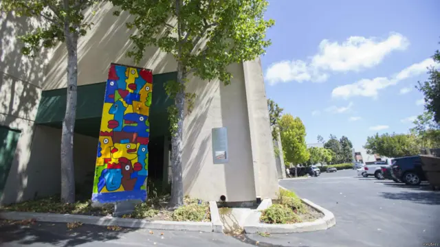 Фрагменти Берлінської стіни у світі