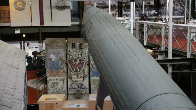 Фрагменти Берлінської стіни у світі