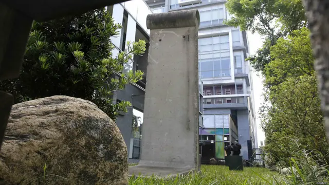 Фрагменти Берлінської стіни у світі