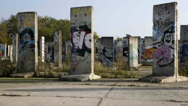 Фрагменти Берлінської стіни у світі