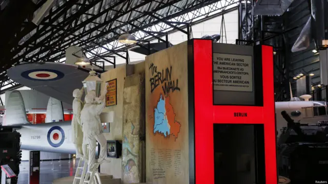 Фрагменти Берлінської стіни у світі