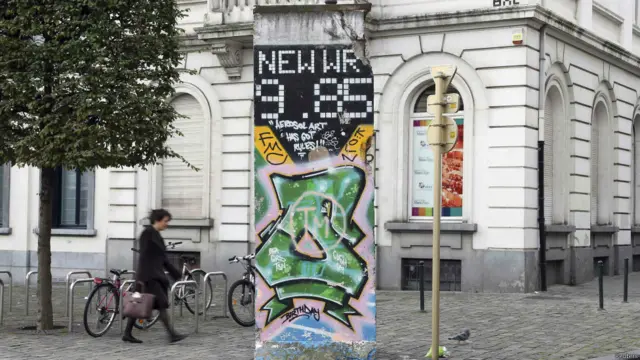 Фрагменти Берлінської стіни у світі