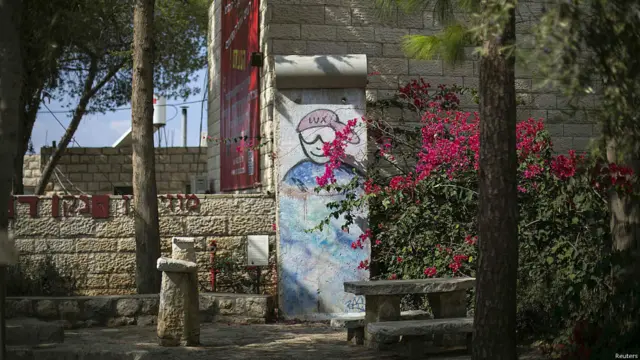 Фрагменти Берлінської стіни у світі