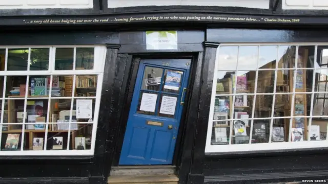 रीडर्स पिक्स, दुकान का फ़्रंट हिस्सा