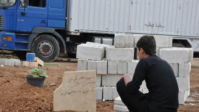 Kobanililer ister sivil olsun ister savaşçı, bugünlerde ölülerini fazla merasim yapmadan gömüyor. Kobanili bir kadın "Kentimiz kurtulunca onlar için de iki kez ağlayacağız." diyor.