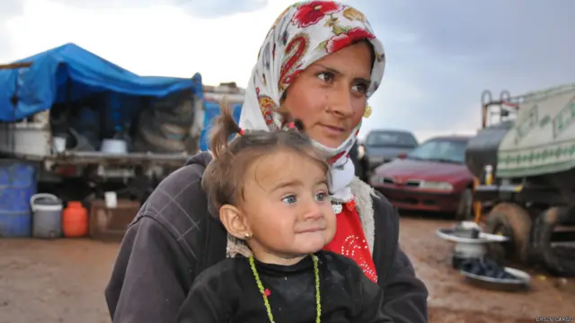 Kobani'deki savaş neredeyse iki aydır sürüyor. Bu savaşı en yakından izleyen isimlerden biri de, daha ilk günlerde kente giden Özgür Gündem muhabiri Ersin Çaksu.