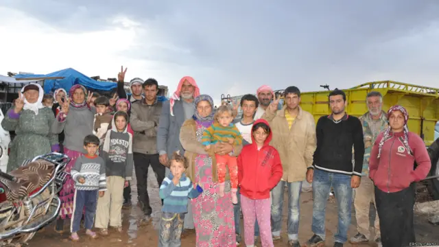 Kobani'nin doğusundaki Til Şeir köyünde durum daha da kötü. Buradaki beş bin sivil hayatını yardımlarla sürdürüyor.