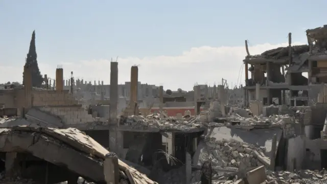 Çaksu çatışmaların yoğunlaştığı doğu Kobani'nin neredeyse tamamen enkaz halinde olduğunu söylüyor.