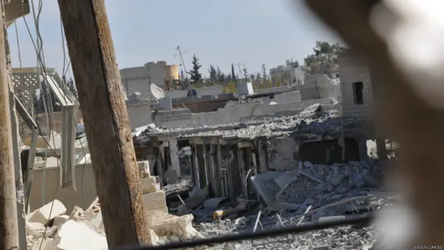 Burada savaşçılar, delik deşik olan evlerin birinden diğerine geçerek, dışarı çıkmadan 4-5 sokak ilerleyebiliyormuş.