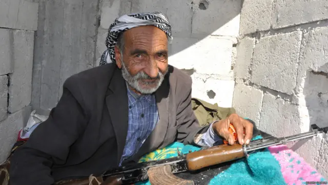 ...67 yaşındaki Xelil Osman da "Gençler ölürken benim ölümden korkmamı mı bekliyorsunuz?" diyerek iki oğluyla birlikte cepheye gitmiş.