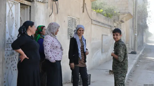 Paranın artık pek de geçer akçe olmadığı Kobani ve çevresinde insanlar dayanışma ile ayakta kalıyor. İnsanlar kış için stokladıkları peynir, konserve, reçel ve kurutulmuş sebzeleri ihtiyacı olanlara veriyor.