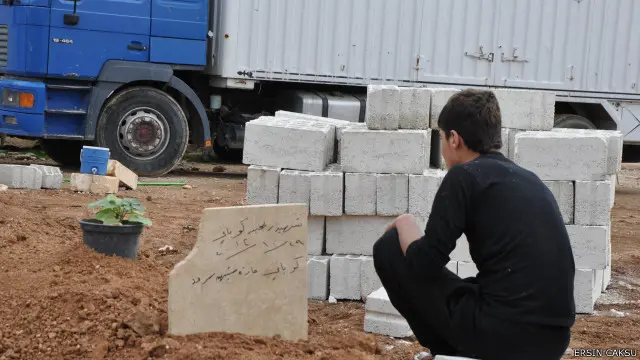 يدفن الموتى في مقابر جديدة في كوباني لأن المقابر القديمة دخلت ضمن ساحة القتال.