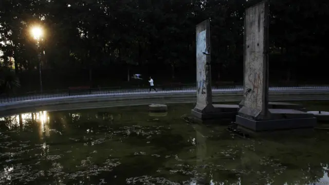 Фрагменти Берлінської стіни у світі