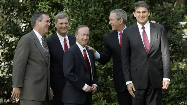 Jeb Bush (bìa trái) là em trai của cựu tổng thống George W Bush