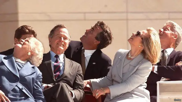 Hai gia đình nổi tiếng, nhà Bush và nhà Clinton