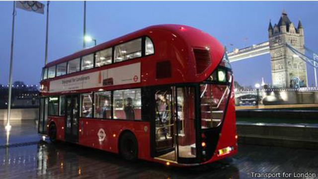 Autobús londinense modelo New Routemaster