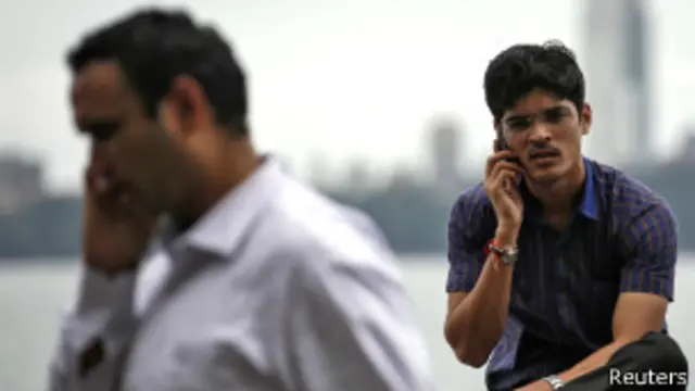 Hombre hablando por celular