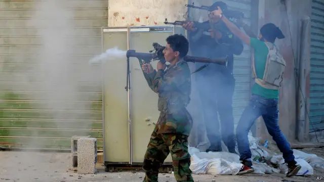 أكد سكان وقوع قتال عنيف بين الجيش والإسلاميين في المنطقة.