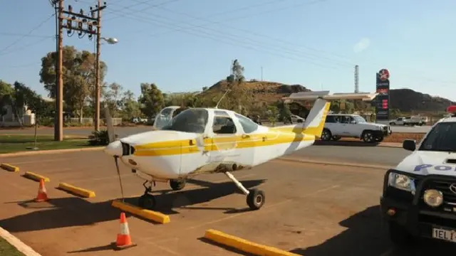 विमान को किया रोड पर पार्क