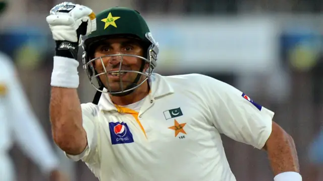 مصباح الحق نے اس وقت ٹیم کی کپتانی سنبھالی جب ٹیم کےکپتان اور دو اہم بولر فکسنگ کےجرم میں جیل جا چکے تھے 