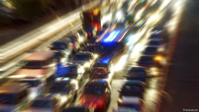 Los ciclistas sufren la gran contaminación del aire en las ciudades e inhalan hasta cinco veces más particulas contaminantes que los conductores de vehículos.