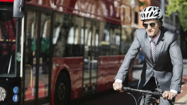 El uso del casco genera un acalorado debate entre las personas que lo defienden y los que no lo consideran primordial.