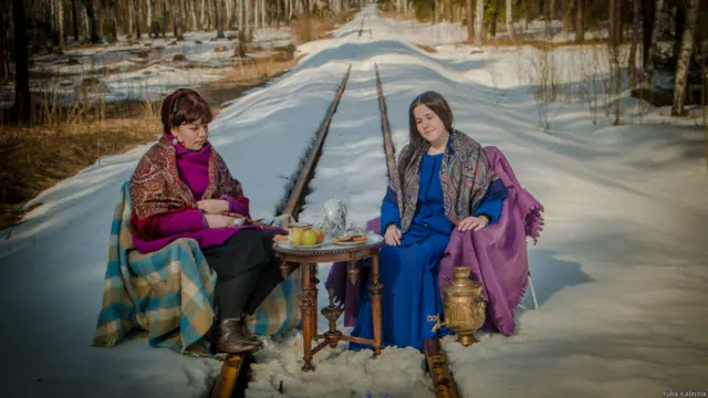 Автор снимка Юлия Калинина из Казани сопроводила его таким комментарием: "Неторопливое чаепитие, цветастые платки, красивые чашки и самовары - это все уже в прошлом. Но однажды мы встретили весну чаепитием в лесу - с медным самоваром, с яблоками и печеньем на столике начала ХХ века".